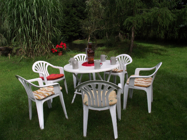 Plastikstuehle mit Tisch